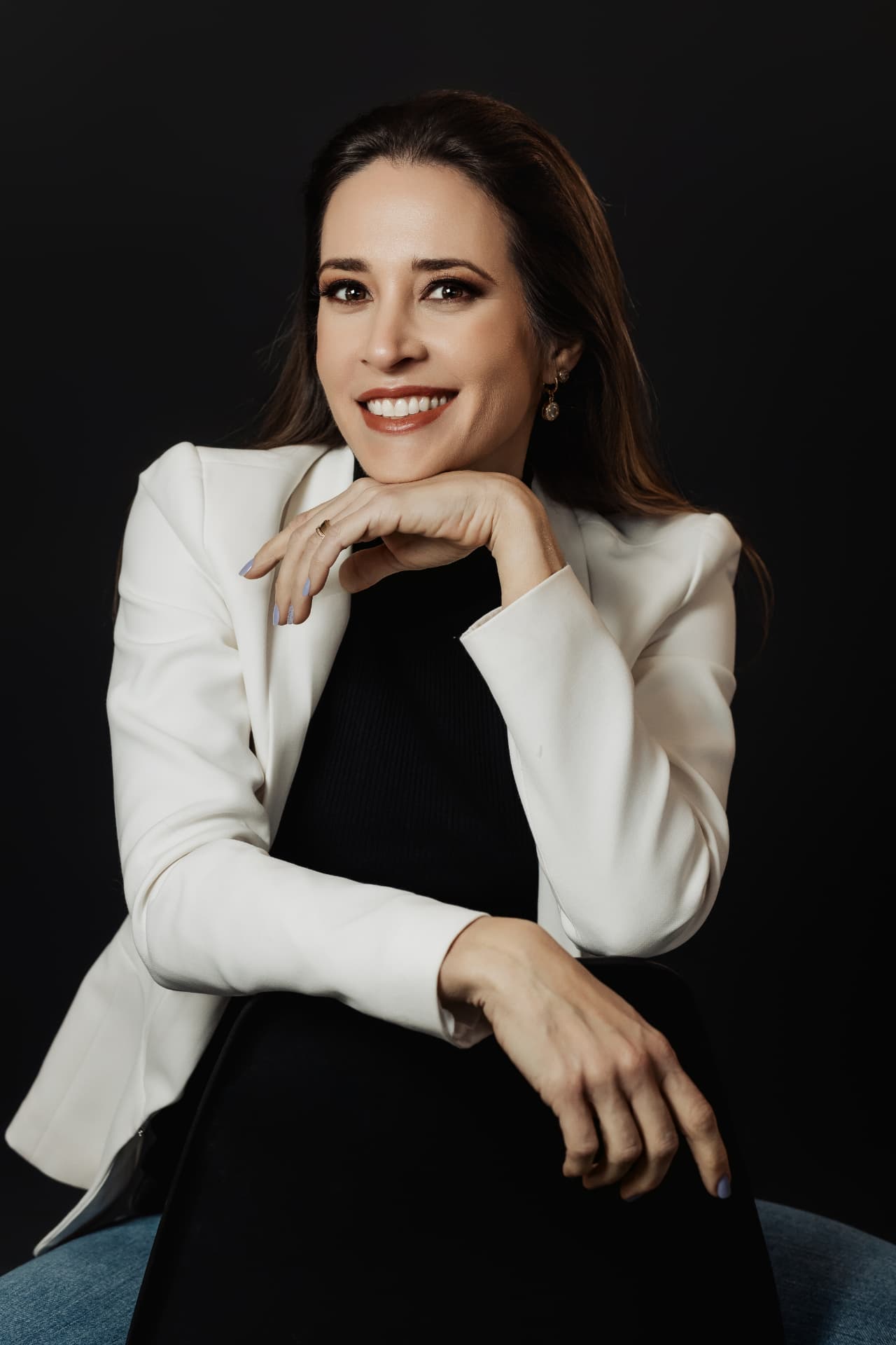 Ana Guerra, arquiteta, em retrato profissional com blazer branco